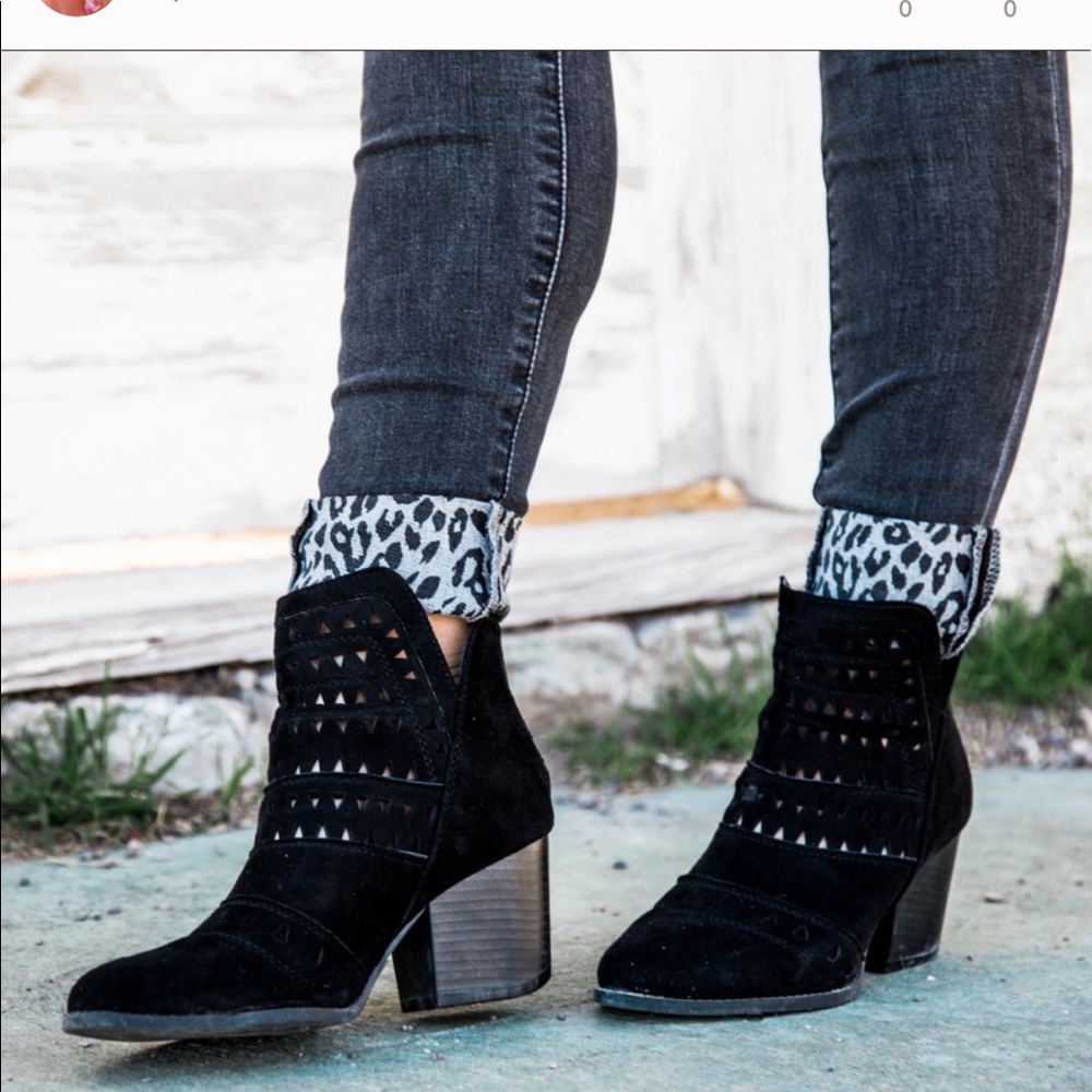 Nature breeze black laser cut bootie